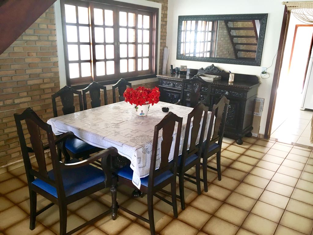 Linda casa com 4 dormitórios sendo 2 suítss e ar condicionad