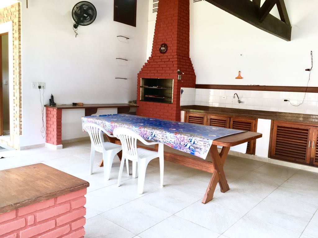 Linda casa com 4 dormitórios sendo 2 suítss e ar condicionad