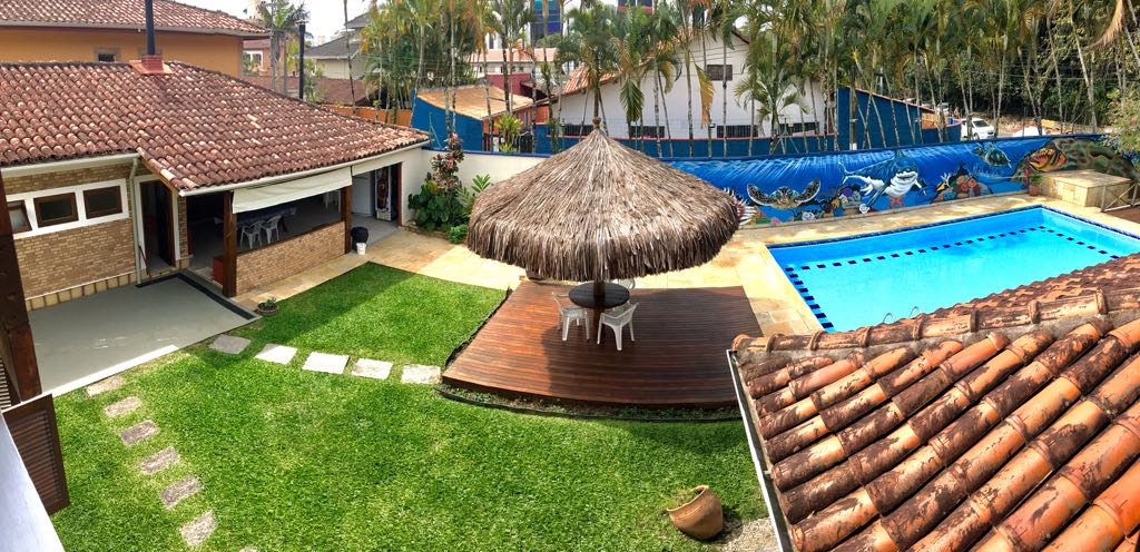 Linda casa com 4 dormitórios sendo 2 suítss e ar condicionad