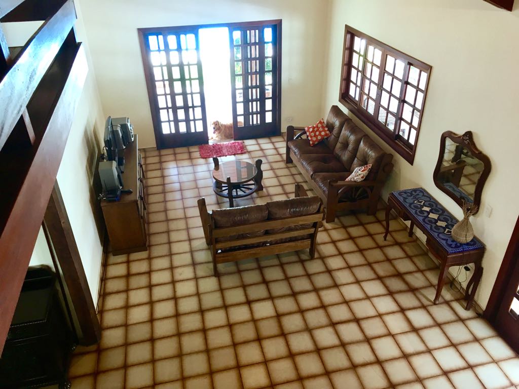 Linda casa com 4 dormitórios sendo 2 suítss e ar condicionad