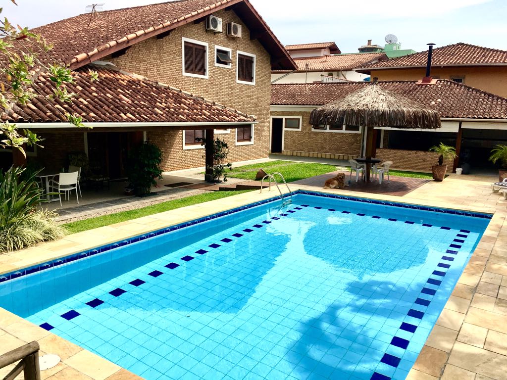 Linda casa com 4 dormitórios sendo 2 suítss e ar condicionad