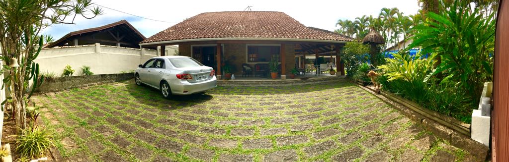 Linda casa com 4 dormitórios sendo 2 suítss e ar condicionad