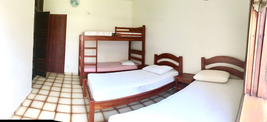 Linda casa com 4 dormitórios sendo 2 suítss e ar condicionad