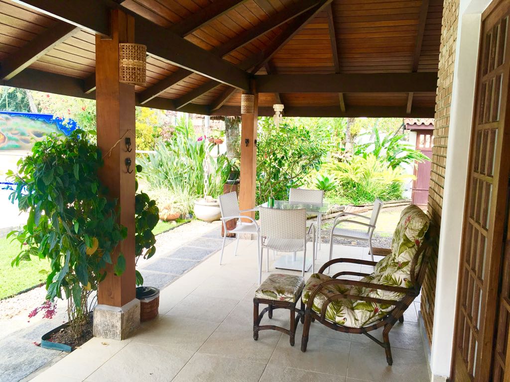 Linda casa com 4 dormitórios sendo 2 suítss e ar condicionad