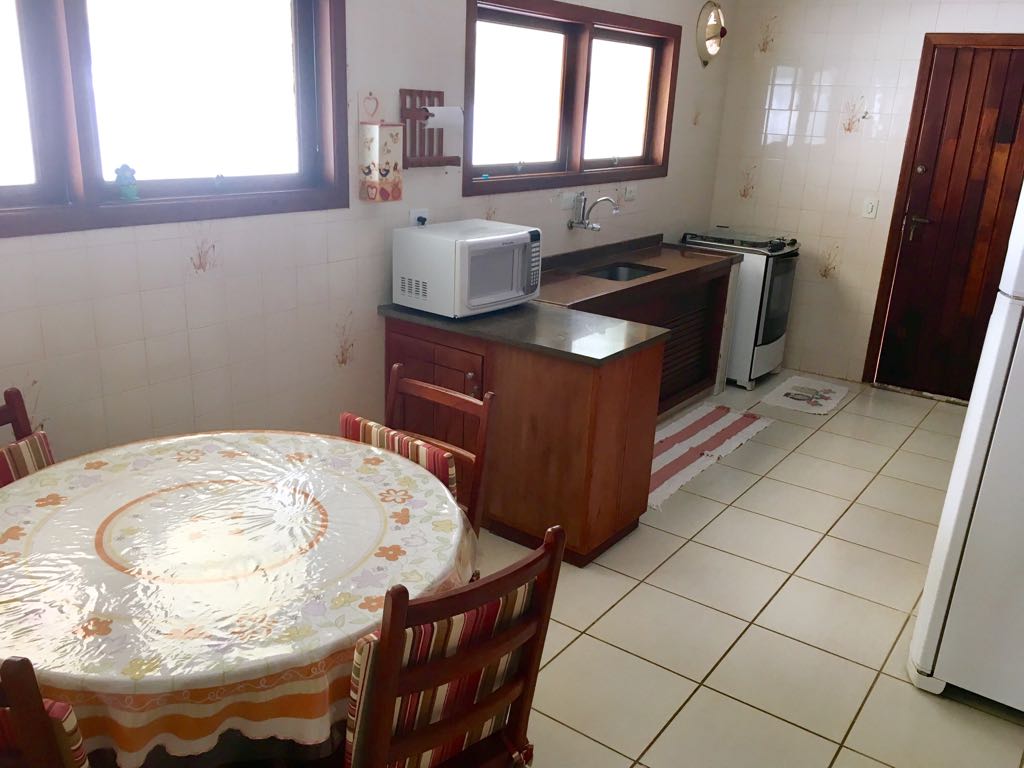 Linda casa com 4 dormitórios sendo 2 suítss e ar condicionad