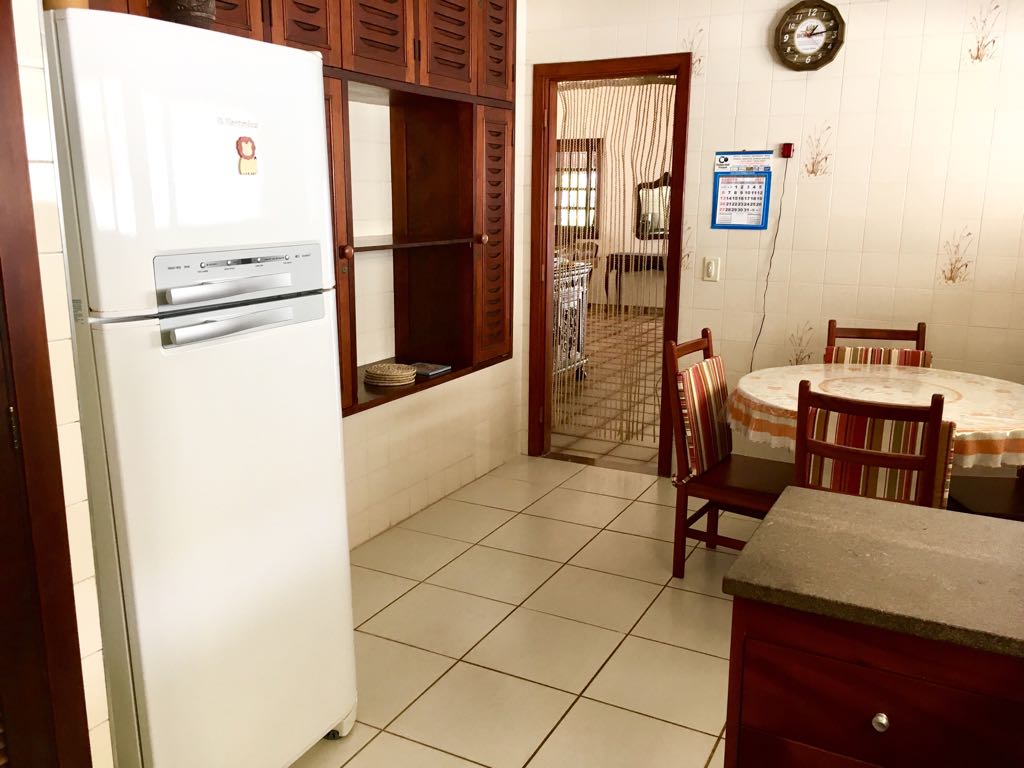 Linda casa com 4 dormitórios sendo 2 suítss e ar condicionad