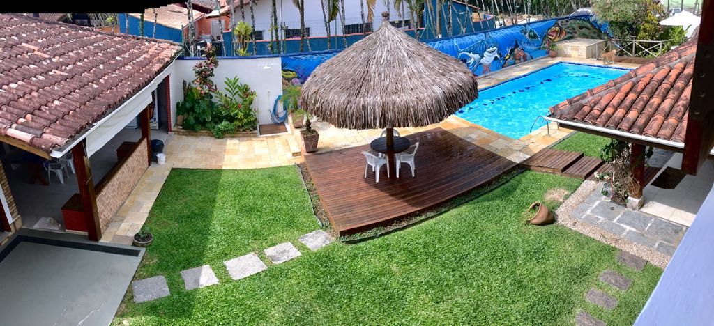 Linda casa com 4 dormitórios sendo 2 suítss e ar condicionad