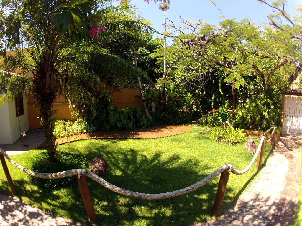Casa a 50 metros do mar com um belo jardim