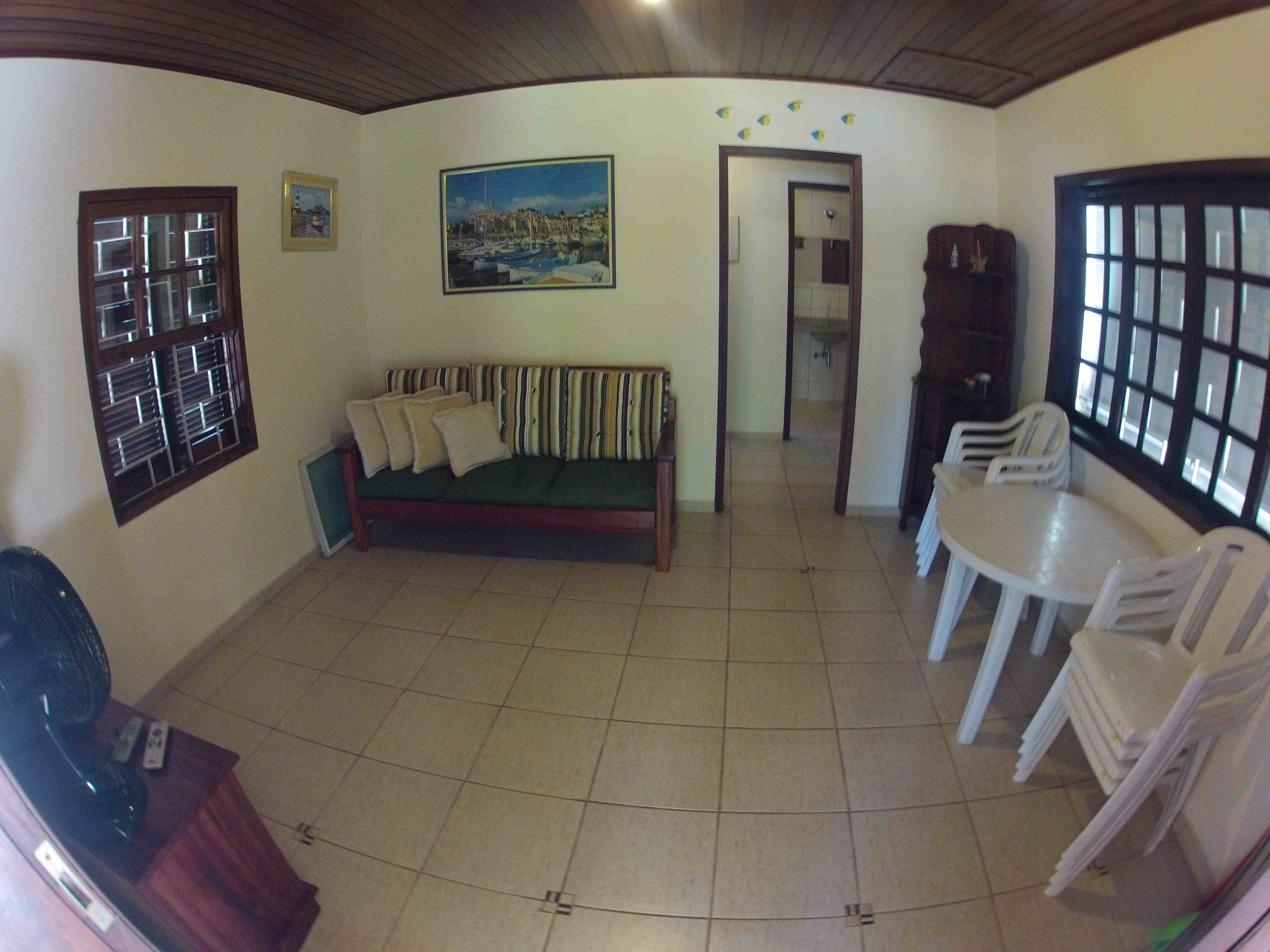 Casa a 50 metros do mar com um belo jardim