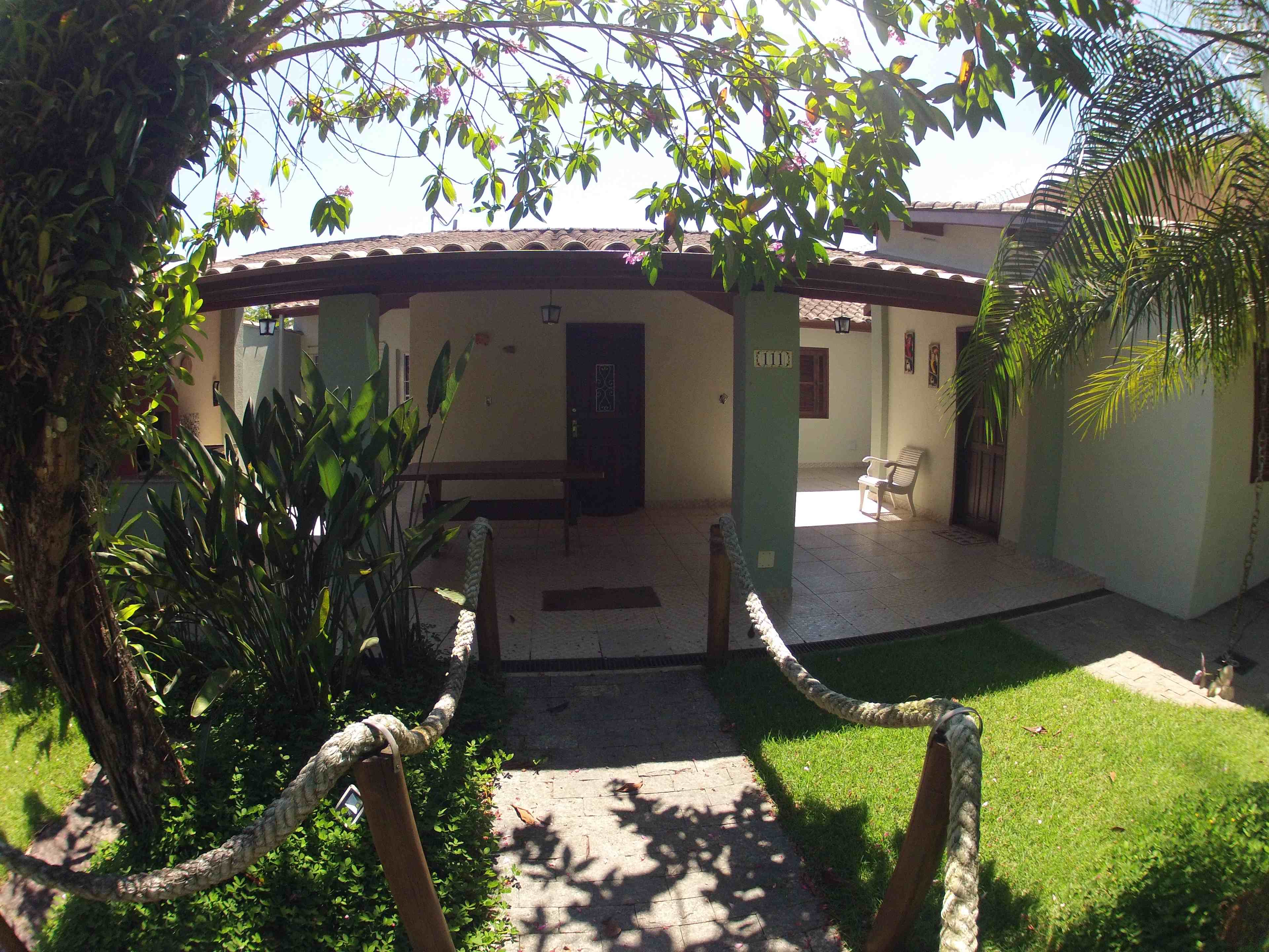 Casa a 50 metros do mar com um belo jardim