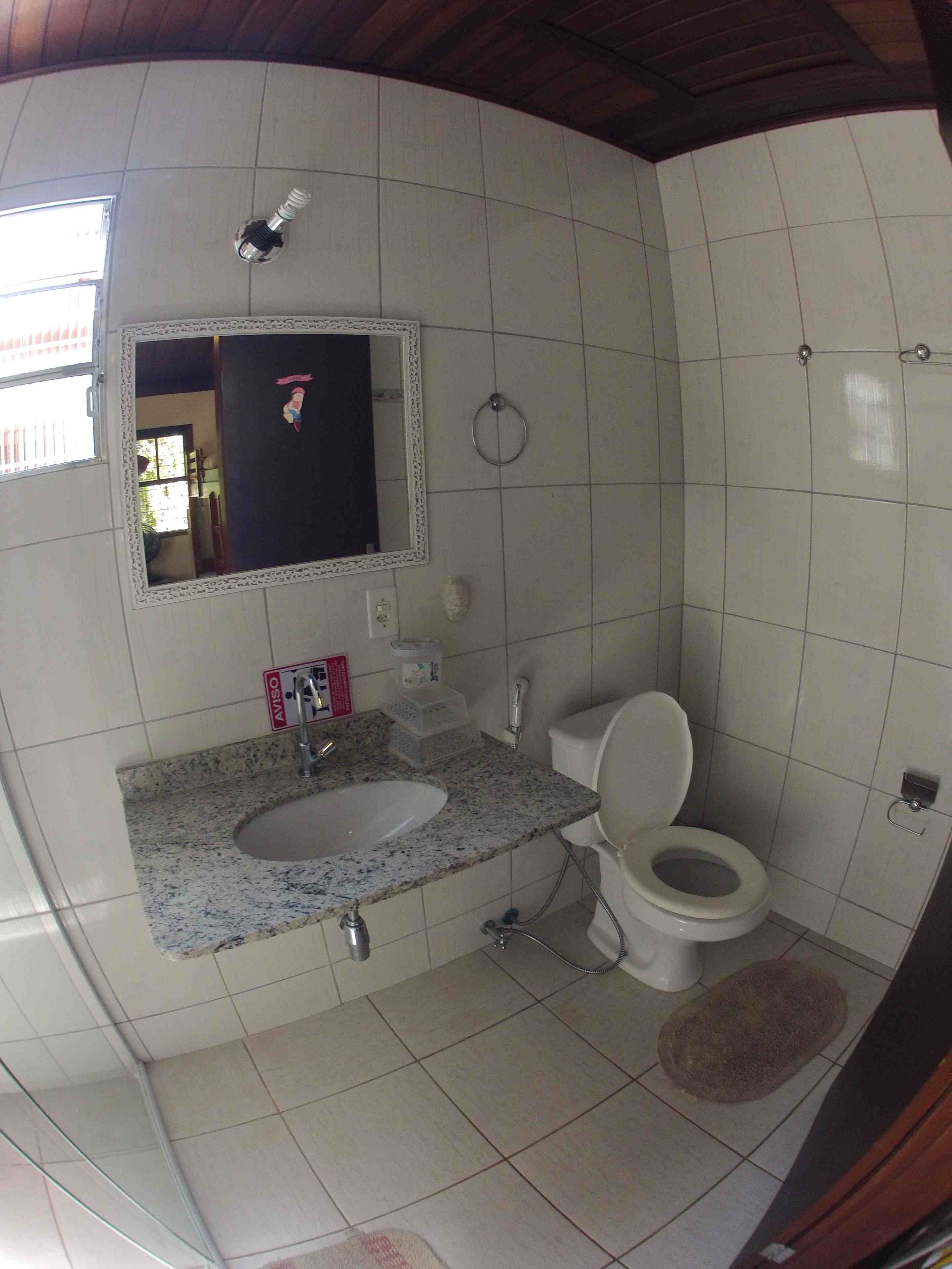 Casa a 50 metros do mar com um belo jardim
