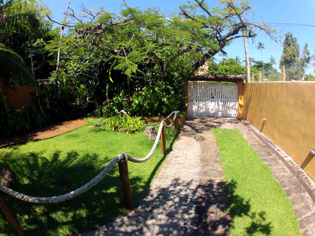Casa a 50 metros do mar com um belo jardim