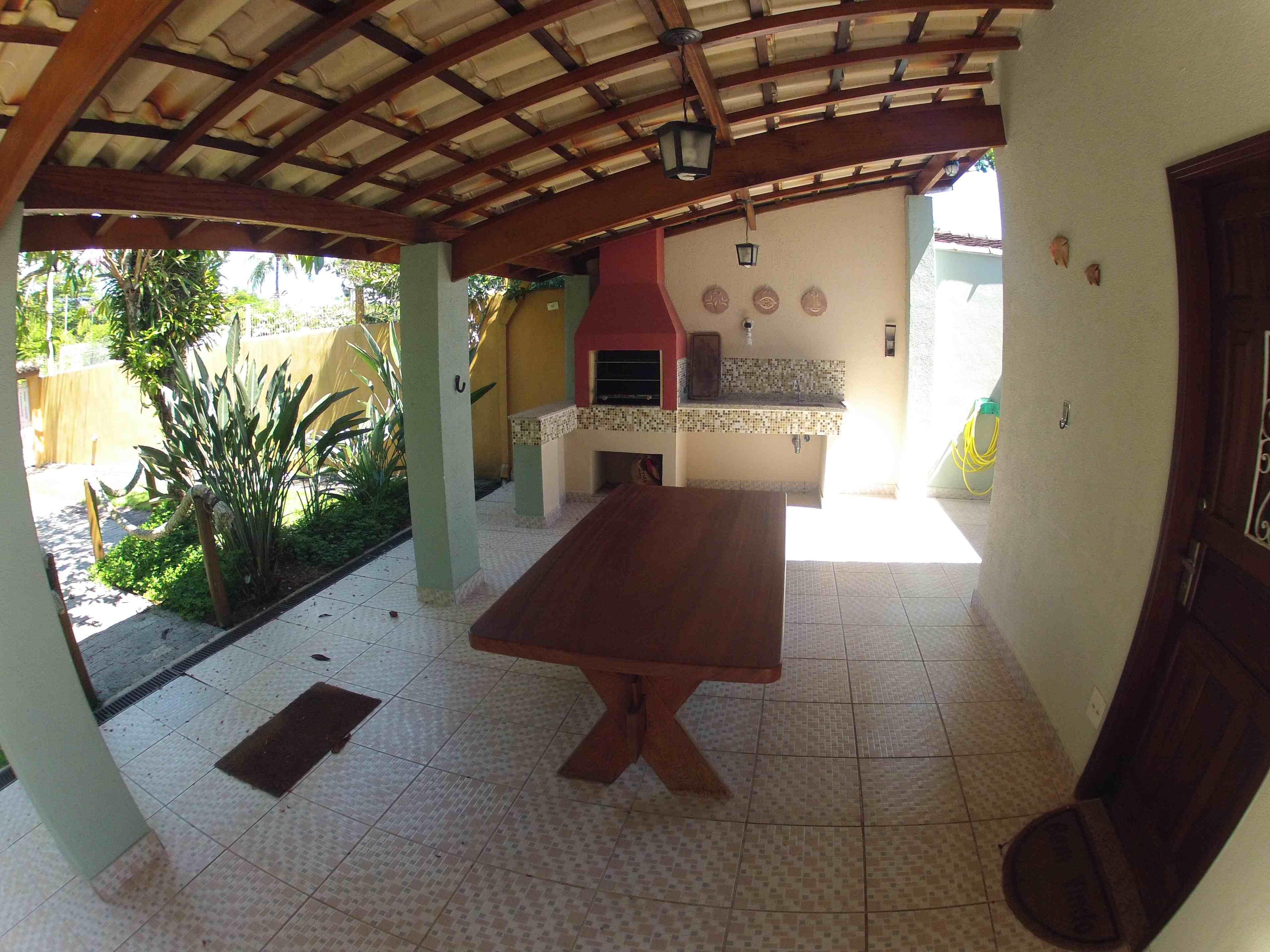 Casa a 50 metros do mar com um belo jardim