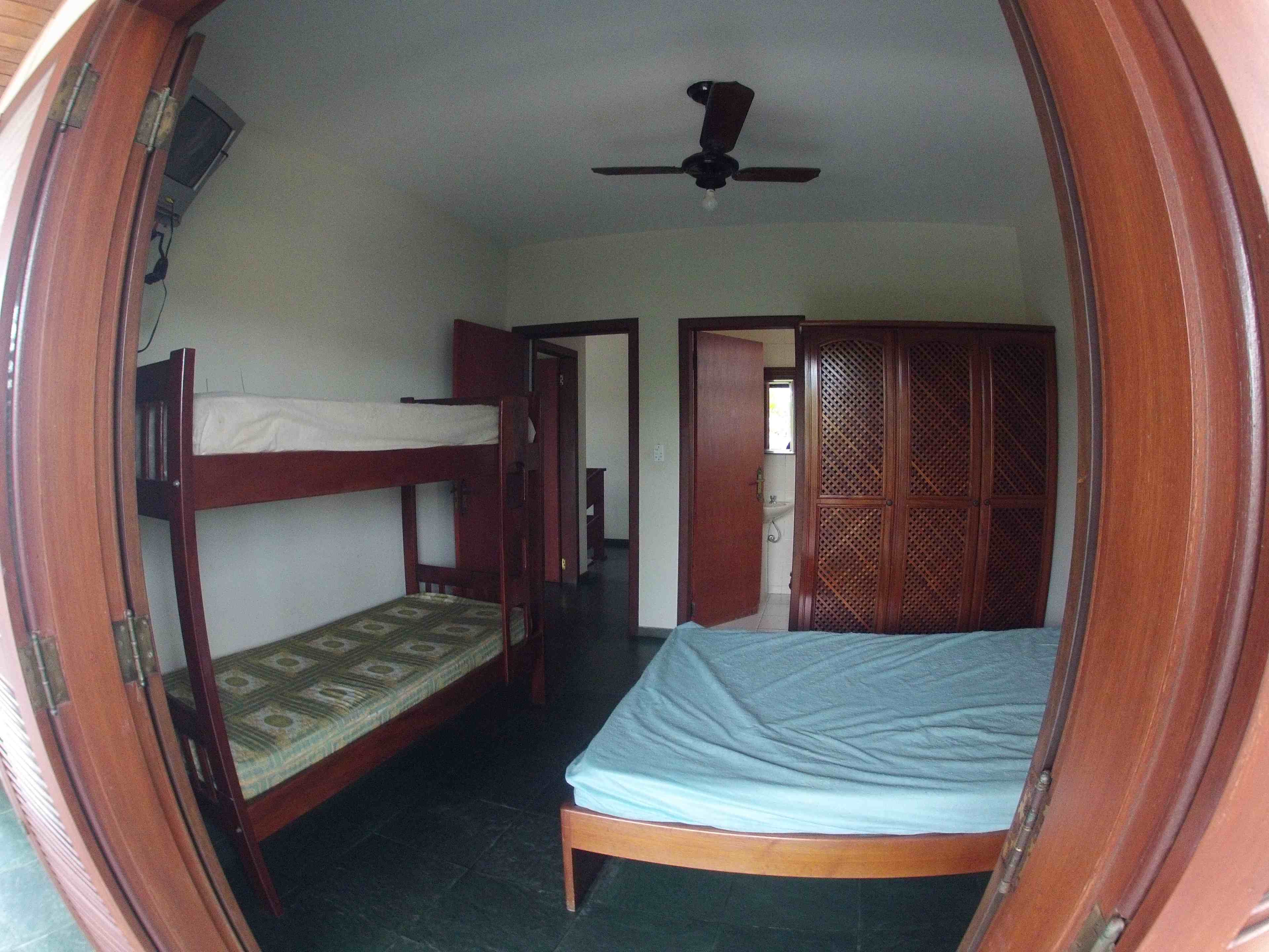 Casa com piscina na praia grande para 20 pessoas a 1 quartei