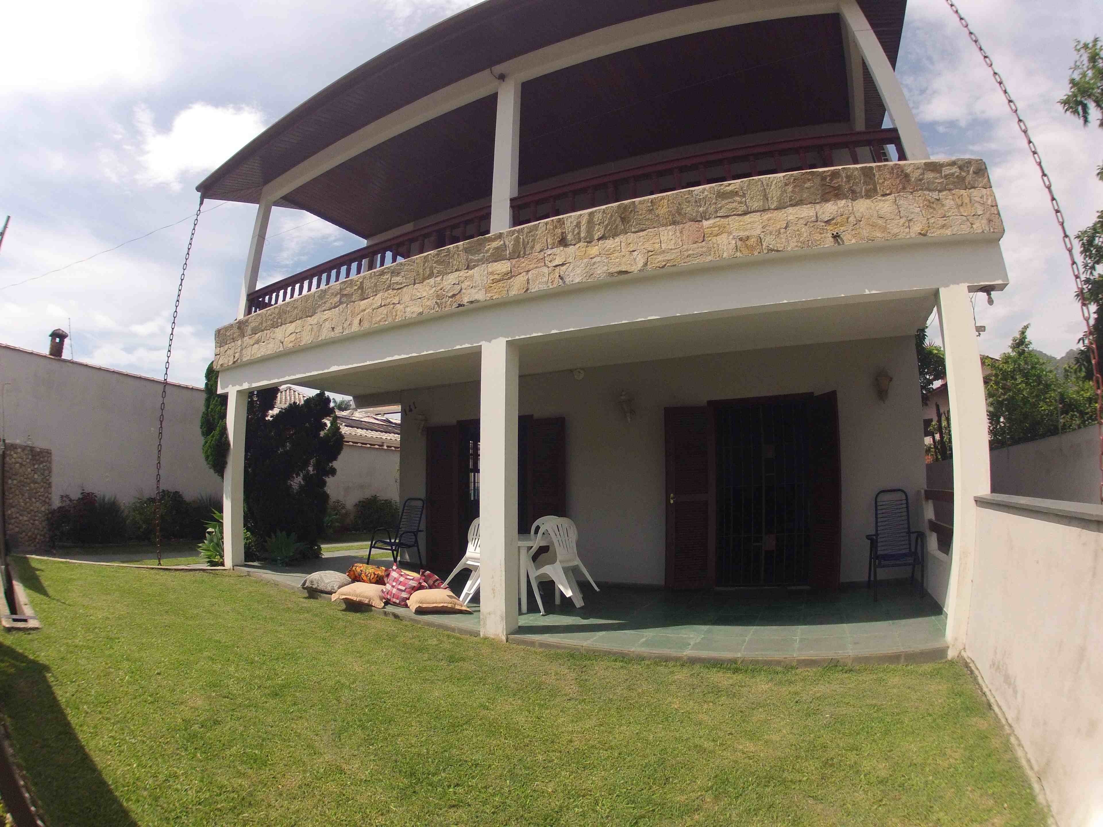 Casa com piscina na praia grande para 20 pessoas a 1 quartei